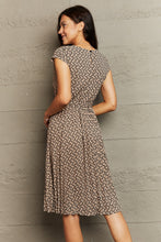 Load image into Gallery viewer, Round Neck Tie Waist Dress
